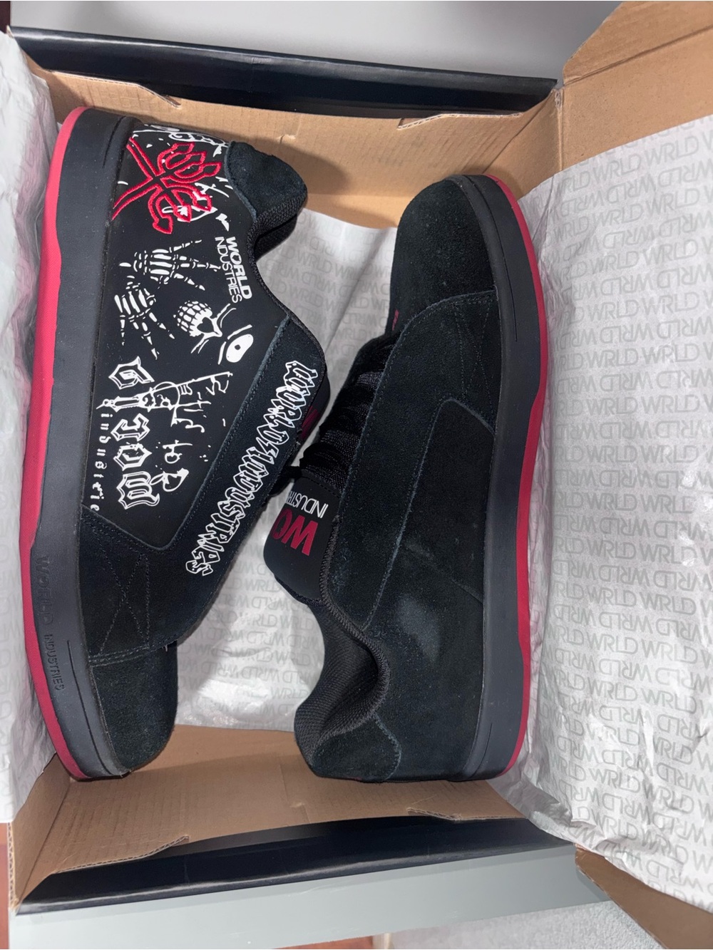 World Industries Black & Red Skate Shoe - Picture 4 of 5